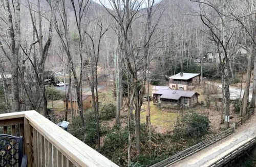 Cattail Creek Cabina | Mountain Creekside Retreat