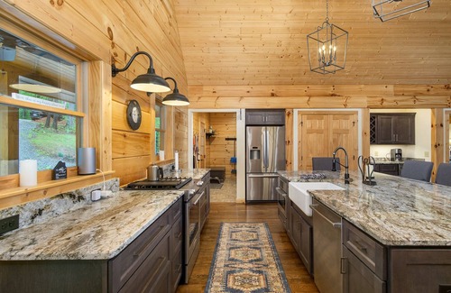 Marion Cabina | Mountain Crest | Pet-friendly Log Cabin with Mountain Views!