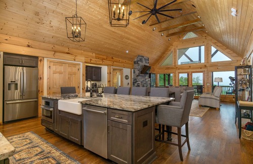 Marion Cabina | Mountain Crest | Pet-friendly Log Cabin with Mountain Views!