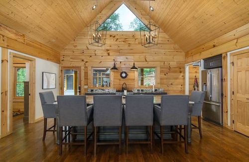 Marion Cabina | Mountain Crest | Pet-friendly Log Cabin with Mountain Views!