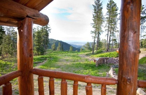 Deadwood Cabina | Mountain Crest: Seclusion and Serenity Await at Our Rustic Mountain Hideaway
