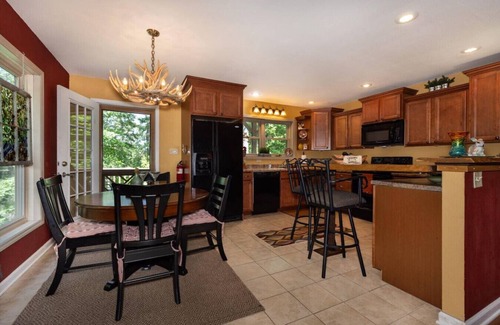 Deep Gap Cabina | Mountain Dazzzze - HOT TUB - Pets Ok - Hike - Fish - Sleeps 8