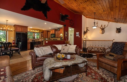 Deep Gap Cabina | Mountain Dazzzze - HOT TUB - Pets Ok - Hike - Fish - Sleeps 8