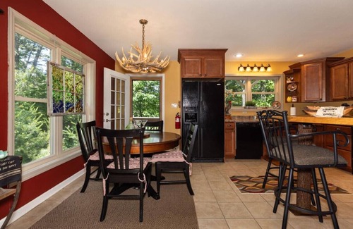Deep Gap Cabina | Mountain Dazzzze - HOT TUB - Pets Ok - Hike - Fish - Sleeps 8