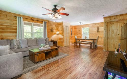 Sevierville Casa | Mountain Dreams 1430 Hot Tub Fire Pit Arcade Game
