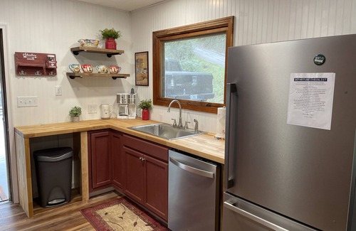 Maggie Valley Cabaña | Mountain Dreams Cottage - Peaceful, Charming, Pet Friendly, Creekside and Views!