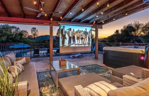 Coarsegold Casa | Mountain Elegance w/pool, spa, projector