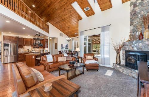 Coarsegold Casa | Mountain Elegance w/pool, spa, projector