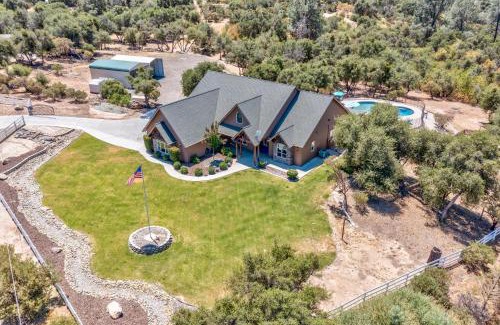 Coarsegold Casa | Mountain Elegance w/pool, spa, projector