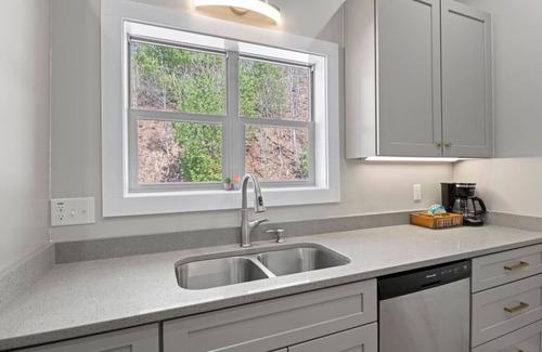 Sylva Condominio | Mountain Escape, Balcony, Grill, and View!