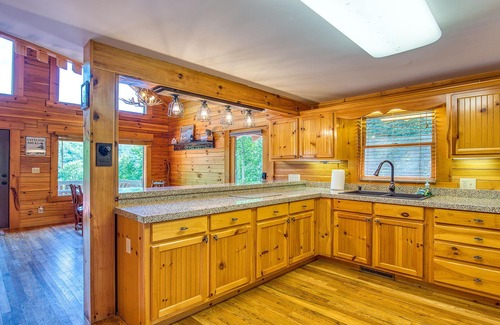 Maggie Valley Casa | Mountain Escape with fantastic views & hot tub!