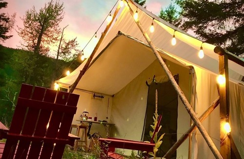 Kamloops Alquiler De RV | Mountain forest retreat - safari tents by private creek, minutes from Sun Peaks
