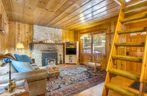 Strawberry Cabina | Strawberry / Twin Bridges Cabin - 2 Bedroom es un loft. ¡Crea recuerdos aquí!