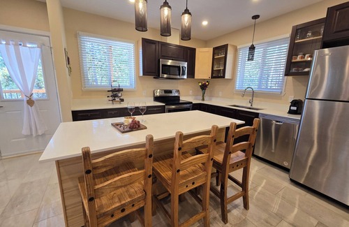 Morin Heights Chalet De Esquí | Mountain getaway! New cozy and spacious 4BR, 3bath.