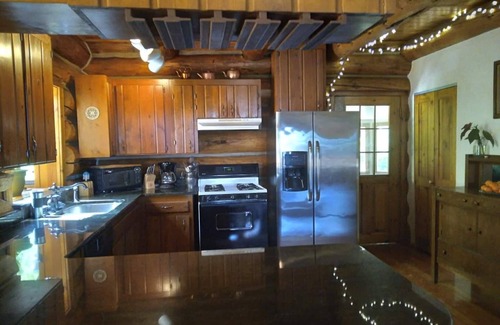 Hamilton Casa | Mountain Getaway Log Cabin