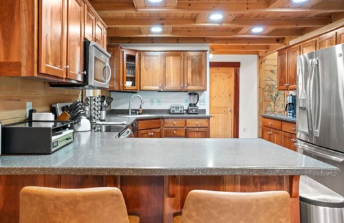 Cross Keys Casa | Mountain Getaway - Pondside Pet-Friendly Lodge