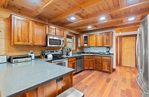 Cross Keys Casa | Mountain Getaway - Pondside Pet-Friendly Lodge