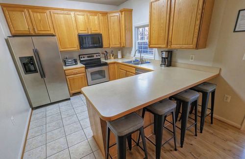 Kabletown Casa | Mountain Getaway - 7 beds (2 King) - Large Common Area