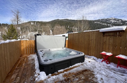 Blairmore Casa | Mountain getaway w/ hot tub & heated garage