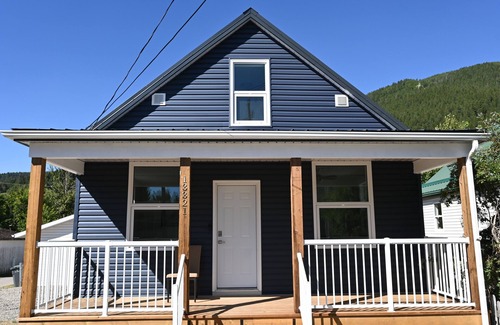 Blairmore Casa | Mountain getaway w/ hot tub & heated garage