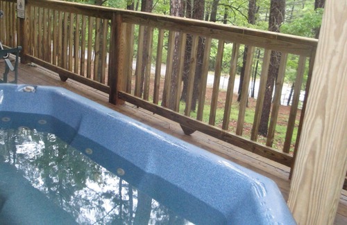 Mount Ida Cabaña | Mountain Harbor Forest View Lodge cottage by RedAwning