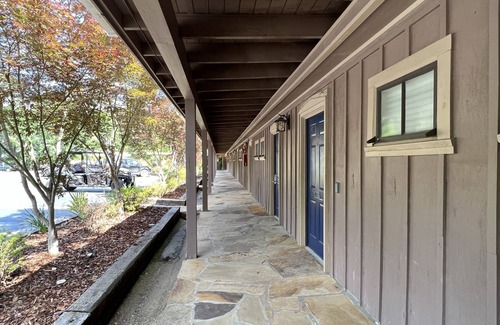 Mount Ida Apartamento | Mountain Harbor King Guest Room on Lake Ouachita by RedAwning