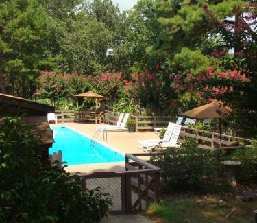 Mount Ida Hotel | Mountain Harbor King Guest Room on Lake Ouachita