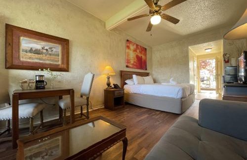Mount Ida Hotel | Mountain Harbor King Guest Room on Lake Ouachita