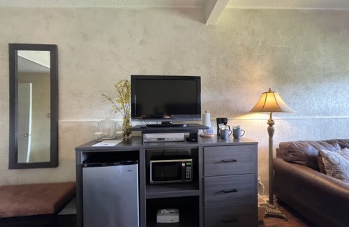Mount Ida Apartamento | Mountain Harbor Queen Guest Room on Lake Ouachita by RedAwning