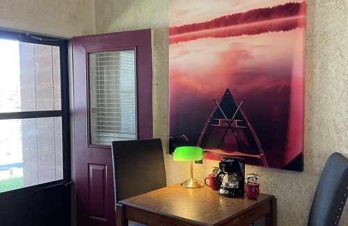 Mount Ida Apartamento | Mountain Harbor Queen Guest Room on Lake Ouachita by RedAwning