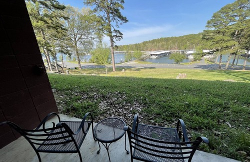 Mount Ida Apartamento | Mountain Harbor Queen Guest Room on Lake Ouachita by RedAwning