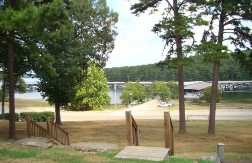 Mount Ida Apartamento | Mountain Harbor Queen Guest Room on Lake Ouachita by RedAwning