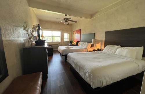 Mount Ida Hotel | Mountain Harbor Queen Guest Room on Lake Ouachita
