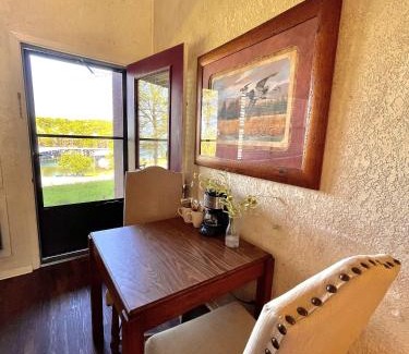 Mount Ida Hotel | Mountain Harbor Queen Guest Room on Lake Ouachita