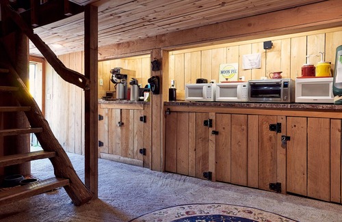 Roan Mountain Casa | Mountain Harbour B&B and Hiker Hostel