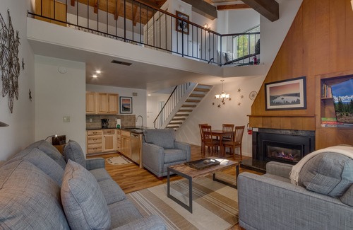 Carnelian Woods Casa | Mountain High: 2 dormitorios, 1. 5 BA Casa adosada en Carnelian Bay, capacidad para 4