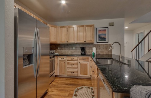 Carnelian Woods Casa | Mountain High: 2 dormitorios, 1. 5 BA Casa adosada en Carnelian Bay, capacidad para 4