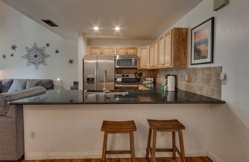 Carnelian Woods Casa | Mountain High: 2 dormitorios, 1. 5 BA Casa adosada en Carnelian Bay, capacidad para 4