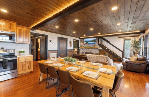 Bryant Cabina | NUEVA CABINA! ¡PISCINA INTERIOR! ¡ASOMBROSO! HOTTUB, CHIMENEA, FIREPIT Chatt TN 21 Millas