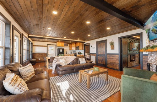 Bryant Cabina | NUEVA CABINA! ¡PISCINA INTERIOR! ¡ASOMBROSO! HOTTUB, CHIMENEA, FIREPIT Chatt TN 21 Millas