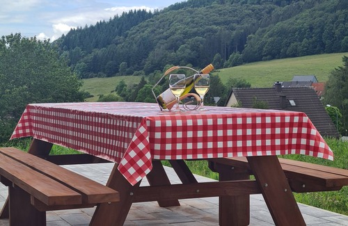 Hohenfels-Essingen Casa | Mountain holiday home surrounded by a green oasis in the Vulkan Eifel region.