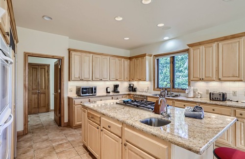 Three Peaks Casa | Mountain Home on Raven Golf Course - Private Sauna & Hot Tub