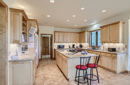 Three Peaks Casa | Mountain Home on Raven Golf Course - Private Sauna & Hot Tub