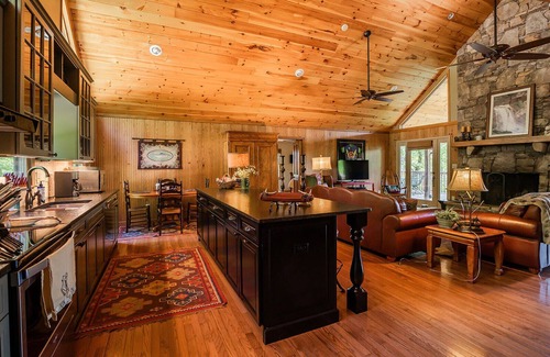 Pisgah Forest Cabina | Mountain Home con mucha privacidad y aliento tomando Vistas