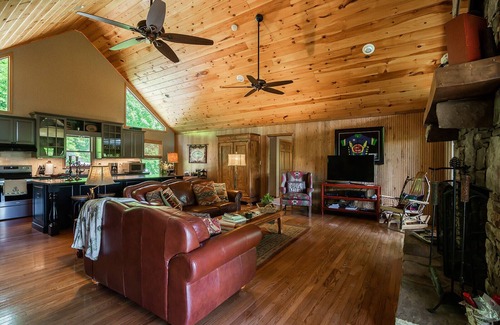 Pisgah Forest Cabina | Mountain Home con mucha privacidad y aliento tomando Vistas