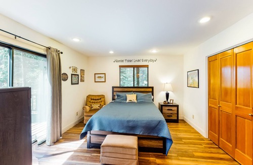 Granite Ridge Casa | Mountain home with central heat, grill, multiple decks & wall of windows