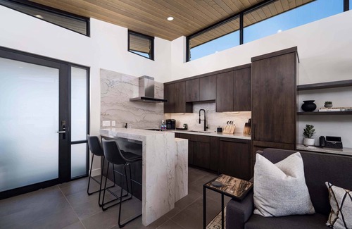 Goldie Brown Pinnacle Peak Ranch Cabina | Mountain House Lodge at Sereno Canyon