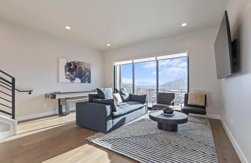 Hideout Casa | Mountain House PC, Snowy Lake Views Private Hot Tub, New Build, Jordanelle Lake!