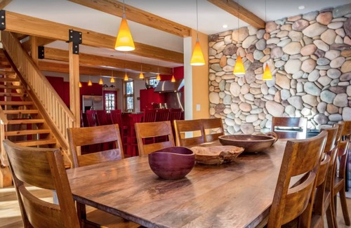 Sunday River Area Casa | The Ski House: Walk to Trails! Bañera de hidromasaje, sala de juegos, cocina definitiva