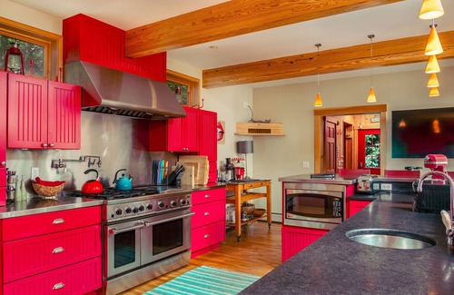 Sunday River Area Casa | The Ski House: Walk to Trails! Bañera de hidromasaje, sala de juegos, cocina definitiva